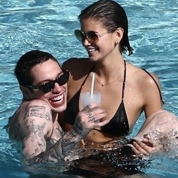 Kaia Gerber et son compagnon Pete Davidson vivent la parfait amour. Le coupe a été vu s'embrassant à de multiples reprises au bord d'une piscine à Miami le 23 Novembre 2019.