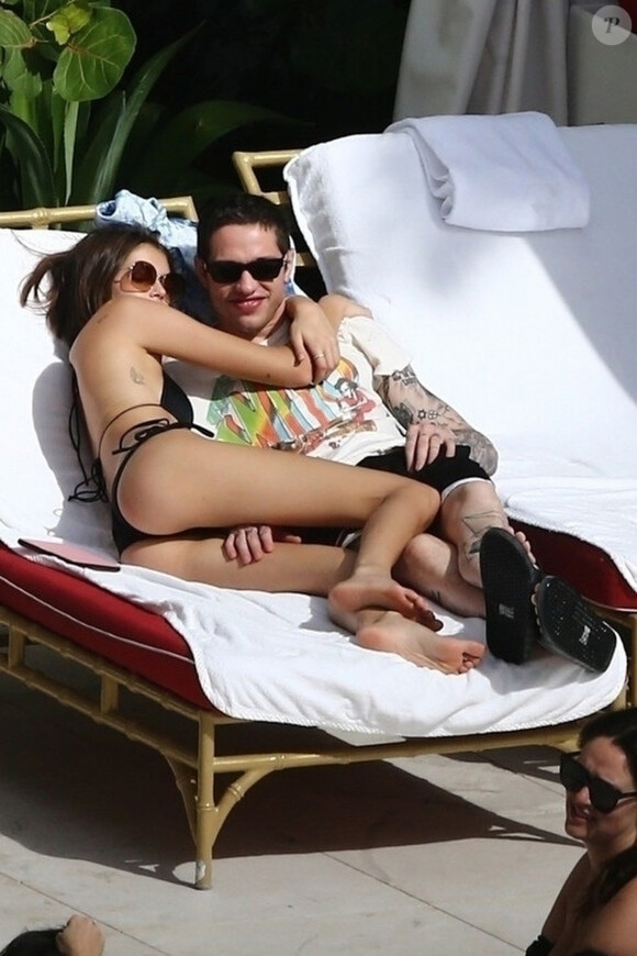 Kaia Gerber et son compagnon Pete Davidson vivent la parfait amour. Le coupe a été vu s'embrassant à de multiples reprises au bord d'une piscine à Miami le 23 Novembre 2019.