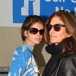 Exclusif - Cindy Crawford et sa fille Kaia Gerber arrivent à l'aéroport LAX à Los Angeles, après avoir célébré les fêtes de Noël à New York. Le 29 décembre 2019.