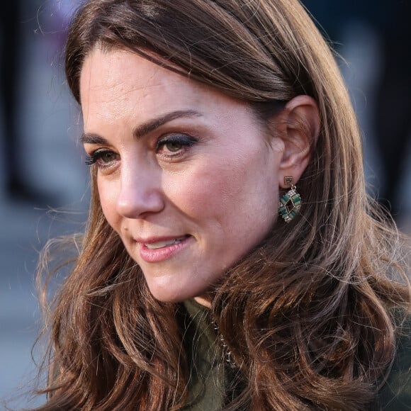 Le prince William, duc de Cambridge, et Catherine (Kate) Middleton, duchesse de Cambridge, à Centenary Square lors de leur visite à Bradford. Le duc et la duchesse se sont entretenus avec des membres du public lors d'une promenade. Bradford, le 15 janvier 2020.