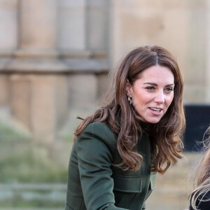 Le prince William, duc de Cambridge, et Catherine (Kate) Middleton, duchesse de Cambridge, à Centenary Square lors de leur visite à Bradford. Le duc et la duchesse se sont entretenus avec des membres du public lors d'une promenade. Bradford, le 15 janvier 2020.