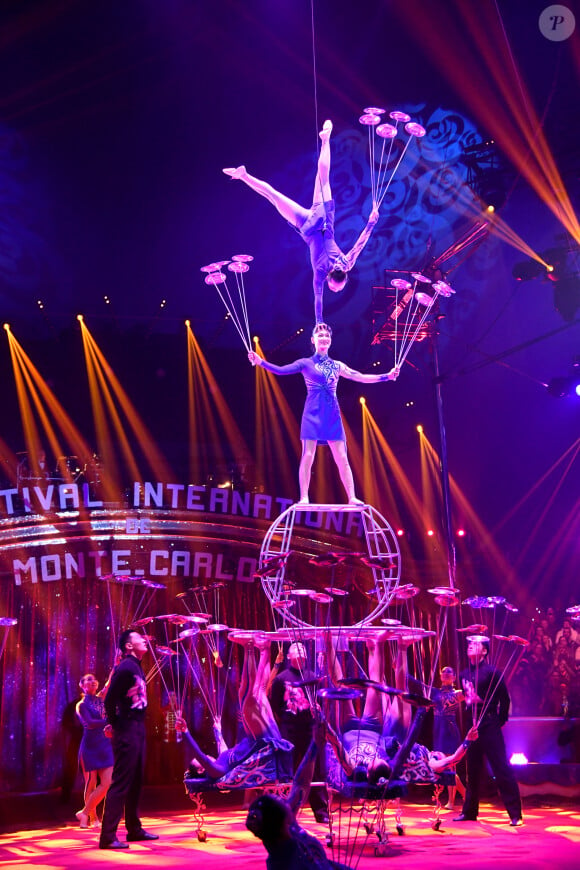La troupe acrobatique de Shandong, "spinnig plates", durant la soirée d'ouverture du 44eme Festival International du Cirque de Monte-Carlo à Monaco le 16 janvier 2020. Le Festival se déroule sous le chapiteau de Fontvieille du 16 au 26 janvier 2020. © Bruno Bebert/Bestimage