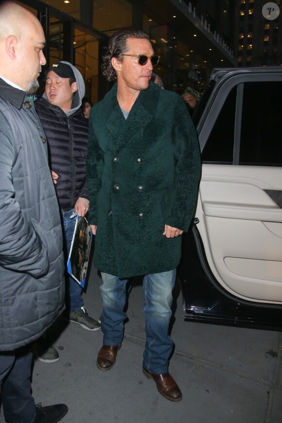 Exclusif - Matthew McConaughey signe des autographes à ses fans dans les rues de New York, le 13 janvier 2020. Il fait actuellement la promotion du nouveau film "The Gentlemen".