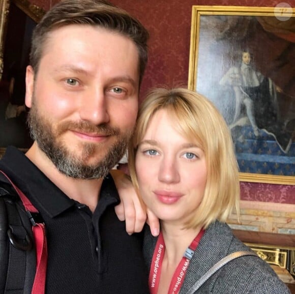 Yael Grobglas et son compagnon Artem, photo Instagram publiée par l'actrice en juin 20919 lors d'une visite à Versailles. Le couple a accueilli en janvier 2020 son premier enfant, Arielle.
