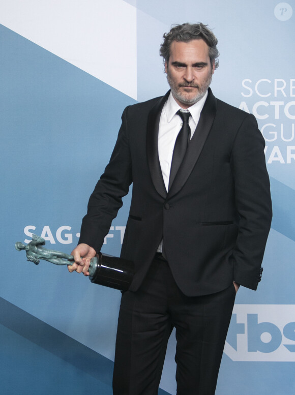 Joaquin Phoenix - Pressroom - 26ème cérémonie annuelle des "Screen Actors Guild Awards" ("SAG Awards") au "Shrine Auditorium" à Los Angeles, le 19 janvier 2020. © Prensa Internacional via ZUMA Wire / Bestimage