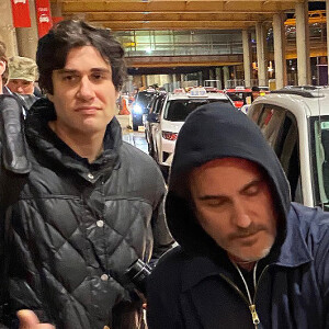 Exclusif - Joaquin Phoenix essaie de passer incognito à son arrivée à l'aéroport de Washington, le 10 janvier 2020.