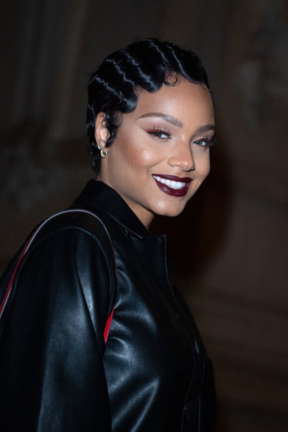 Alicia Aylies assiste au défilé Antonio Grimaldi, collection Haute Couture printemps-été 2020, au Palais de la découverte. Paris, le 20 janvier 2020.