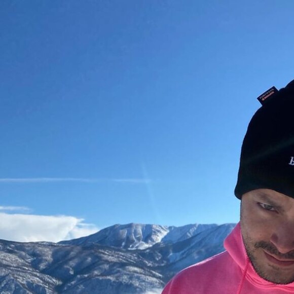 Kev Adams à Big Bear Mountain pour une journée de ski avec Laeticia Hallyday, ses filles Jade et Joy, et Mathilde Balland, la fille de Pascal Balland. Le 21 janvier 2020.