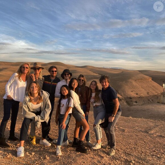 Laeticia Hallyday en vacances au Maroc avec ses filles Jade et Joy, son compagnon Pascal Balland, les enfants de ce dernier Mathilde et Max, et ses amis Marie Poniatowski et Pierre Rambali. Le 27 décembre 2019.