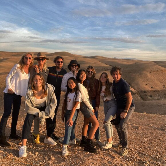 Laeticia Hallyday en vacances au Maroc avec ses filles Jade et Joy, son compagnon Pascal Balland, les enfants de ce dernier Mathilde et Max, et ses amis Marie Poniatowski et Pierre Rambali. Le 27 décembre 2019.