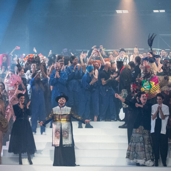 Boy George anime le final du défilé Jean Paul Gaultier, collection Haute Couture printemps-été 2020 au Théâtre du Châtelet. Paris, le 22 janvier 2020.