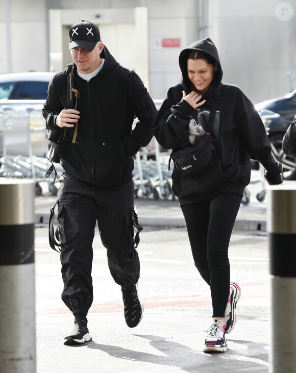 Channing Tatum et sa compagne Jessie J - La chanteuse et l'acteur arrivent à l'aéroport de Heathrow, le couple a croisé B.Ocean, ils ont posé pour une petite photo souvenir avec son amie. Jessie porte un sweatshirt à l'effigie de Yoko Ono et John Lennon. Londres, le 18 mars 2019