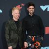 Jesse Tyler Ferguson et son mari Justin au photocall des MTV video music awards au Prudential Center à Newark le 26 août 2019.