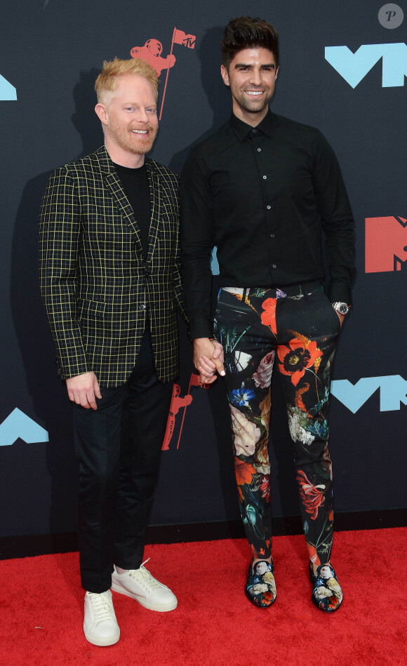 Jesse Tyler Ferguson et son mari Justin au photocall des MTV video music awards au Prudential Center à Newark le 26 août 2019.