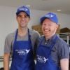 Jesse Tyler Ferguson et son mari Justin Mikita participent à la journée caritative Angel Food en aide aux sans-abris et démunis pour Thanksgiving à Los Angeles, le 23 novembre 2017