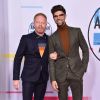 Jesse Tyler Ferguson et son mari Justin Mikita à la soirée American Music awards 2017 au théâtre Microsoft à Los Angeles, le 19 novembre 2017