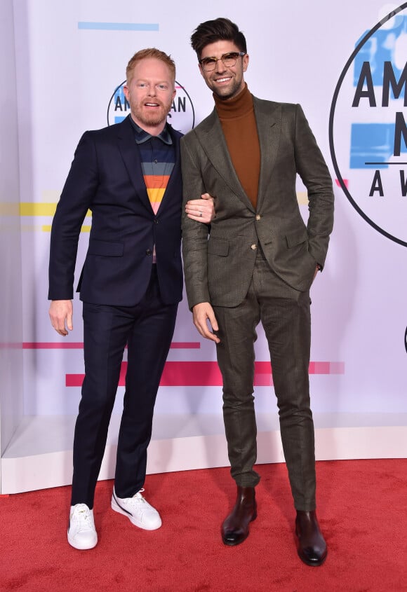 Jesse Tyler Ferguson et son mari Justin Mikita à la soirée American Music awards 2017 au théâtre Microsoft à Los Angeles, le 19 novembre 2017