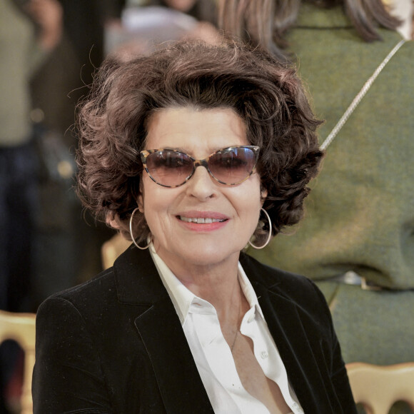 Fanny Ardant assiste au défilé Imane Ayissi, saison Haute Couture printemps-été 2020, à l'hôtel La Marois. Paris, le 23 janvier 2020.