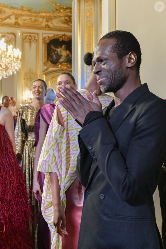 Le couturier Imane Ayissi, ému à l'issue de son défilé pour saison Haute Couture printemps-été 2020, à l'hôtel La Marois. Paris, le 23 janvier 2020.