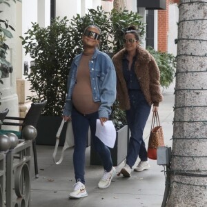 Exclusif - Christina Milian, enceinte, avec son compagnon Matt Pokora et une amie, vont déjeuner à Los Angeles, le 16 janvier 2020.