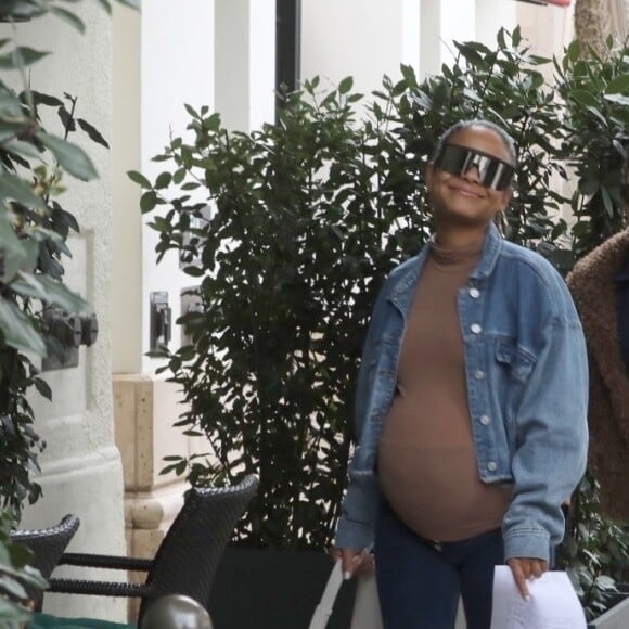 Exclusif - Christina Milian, enceinte, avec son compagnon Matt Pokora et une amie, vont déjeuner à Los Angeles, le 16 janvier 2020.