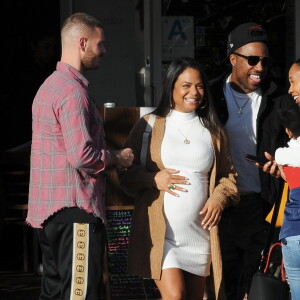 Christina Milian, enceinte, dans une robe moulante blanche à la sortie de chez Fred Segal's avec son compagnon Matt Pokora et sa fille, Violet Madison Nash, après avoir déjeuné avec des amis, à Los Angeles, Californie, Etats-Unis, le 7 janvier 2020.