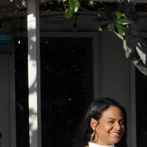 Christina Milian, enceinte, dans une robe moulante blanche à la sortie de chez Fred Segal's avec son compagnon Matt Pokora et sa fille, Violet Madison Nash, après avoir déjeuné avec des amis, à Los Angeles, Californie, Etats-Unis, le 7 janvier 2020.