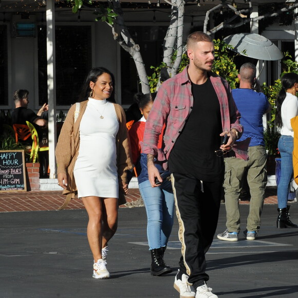 Christina Milian, enceinte, dans une robe moulante blanche à la sortie de chez Fred Segal's avec son compagnon Matt Pokora et sa fille, Violet Madison Nash, après avoir déjeuné avec des amis, à Los Angeles, Californie, Etats-Unis, le 7 janvier 2020.