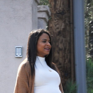 Christina Milian, enceinte, dans une robe moulante blanche à la sortie de chez Fred Segal's avec son compagnon M.Pokora et sa fille, après avoir déjeuné avec des amis, à Los Angeles, Californie, Etats-Unis, le 7 janvier 2020.