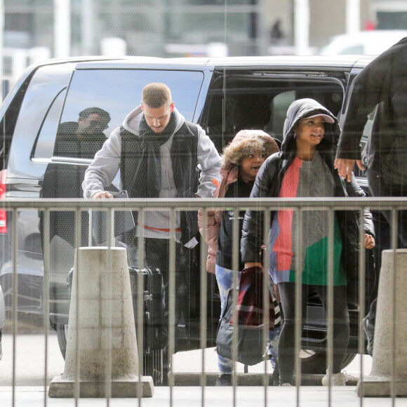 Exclusif - Violet, la fille de Christina Milian - M. Pokora et sa compagne Christina Milian (enceinte) prennent un vol pour Genève à l'aéroport Roissy CDG le 13 novembre 2019.