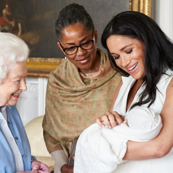 Le prince Philip, duc d'Edimbourg, la reine Elisabeth II d'Angleterre, la mère de Meghan Doria Ragland, le prince Harry, duc de Sussex, Meghan Markle, duchesse de Sussex, et leur fils Archie Harrison Mountbatten-Windsor. Windsor, le 7 mai 2019.