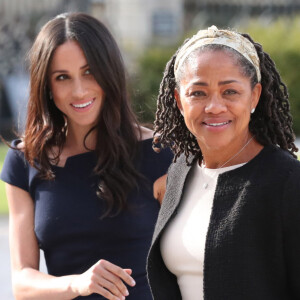 Meghan Markle et sa mère Doria Ragland arrivent à l'hôtel Cliveden House près de Windsor à la veille du Mariage du prince Harry et de Meghan Markle à Taplow le 18 mai 2018.