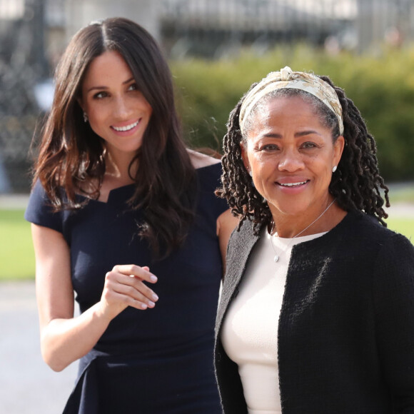 Meghan Markle et sa mère Doria Ragland arrivent à l'hôtel Cliveden House près de Windsor à la veille du Mariage du prince Harry et de Meghan Markle à Taplow le 18 mai 2018.