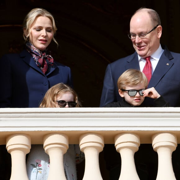 Le prince Albert II de Monaco, sa femme la princesse Charlène et leurs enfants le prince héréditaire Jacques et la princesse Gabriella ont assité depuis un balcon du Palais à la traditionnelle procession durant la célébration de la Sainte Dévote, Sainte patronne de Monaco, à Monaco le 27 janvier 2020. © Bruno Bebert / Bestimage