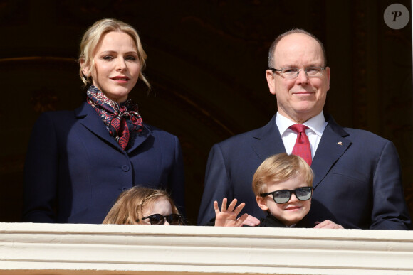 Le prince Albert II de Monaco, sa femme la princesse Charlène et leurs enfants le prince héréditaire Jacques et la princesse Gabriella ont assité depuis un balcon du Palais à la traditionnelle procession durant la célébration de la Sainte Dévote, Sainte patronne de Monaco, à Monaco le 27 janvier 2020. © Bruno Bebert / Bestimage