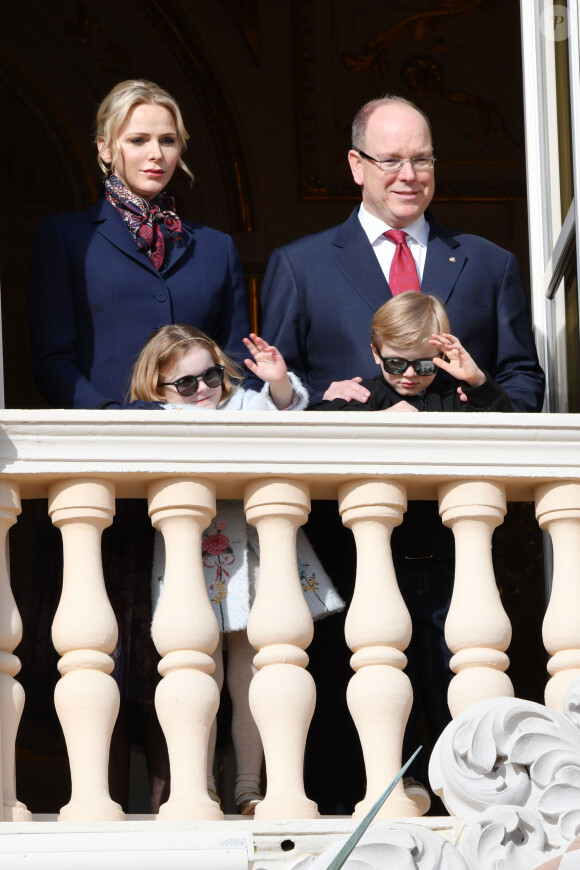Le prince Albert II de Monaco, sa femme la princesse Charlène et leurs enfants le prince héréditaire Jacques et la princesse Gabriella ont assité depuis un balcon du Palais à la traditionnelle procession durant la célébration de la Sainte Dévote, Sainte patronne de Monaco, à Monaco le 27 janvier 2020.  © Bruno Bebert / Bestimage