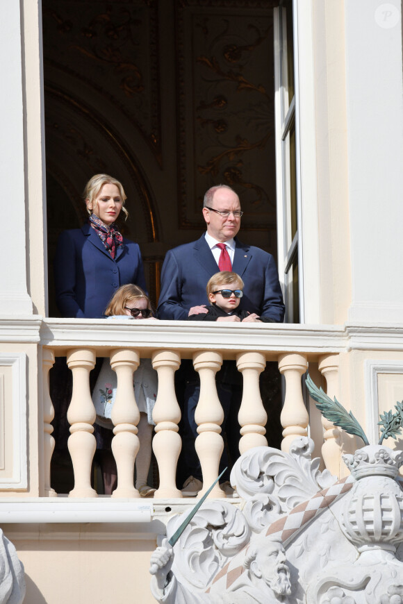 Le prince Albert II de Monaco, sa femme la princesse Charlène et leurs enfants le prince héréditaire Jacques et la princesse Gabriella ont assité depuis un balcon du Palais à la traditionnelle procession durant la célébration de la Sainte Dévote, Sainte patronne de Monaco, à Monaco le 27 janvier 2020. © Bruno Bebert / Bestimage