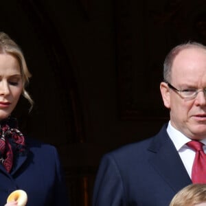 Le prince Albert II de Monaco, sa femme la princesse Charlène et leurs enfants le prince héréditaire Jacques et la princesse Gabriella ont assité depuis un balcon du Palais à la traditionnelle procession durant la célébration de la Sainte Dévote, Sainte patronne de Monaco, à Monaco le 27 janvier 2020. © Bruno Bebert / Bestimage