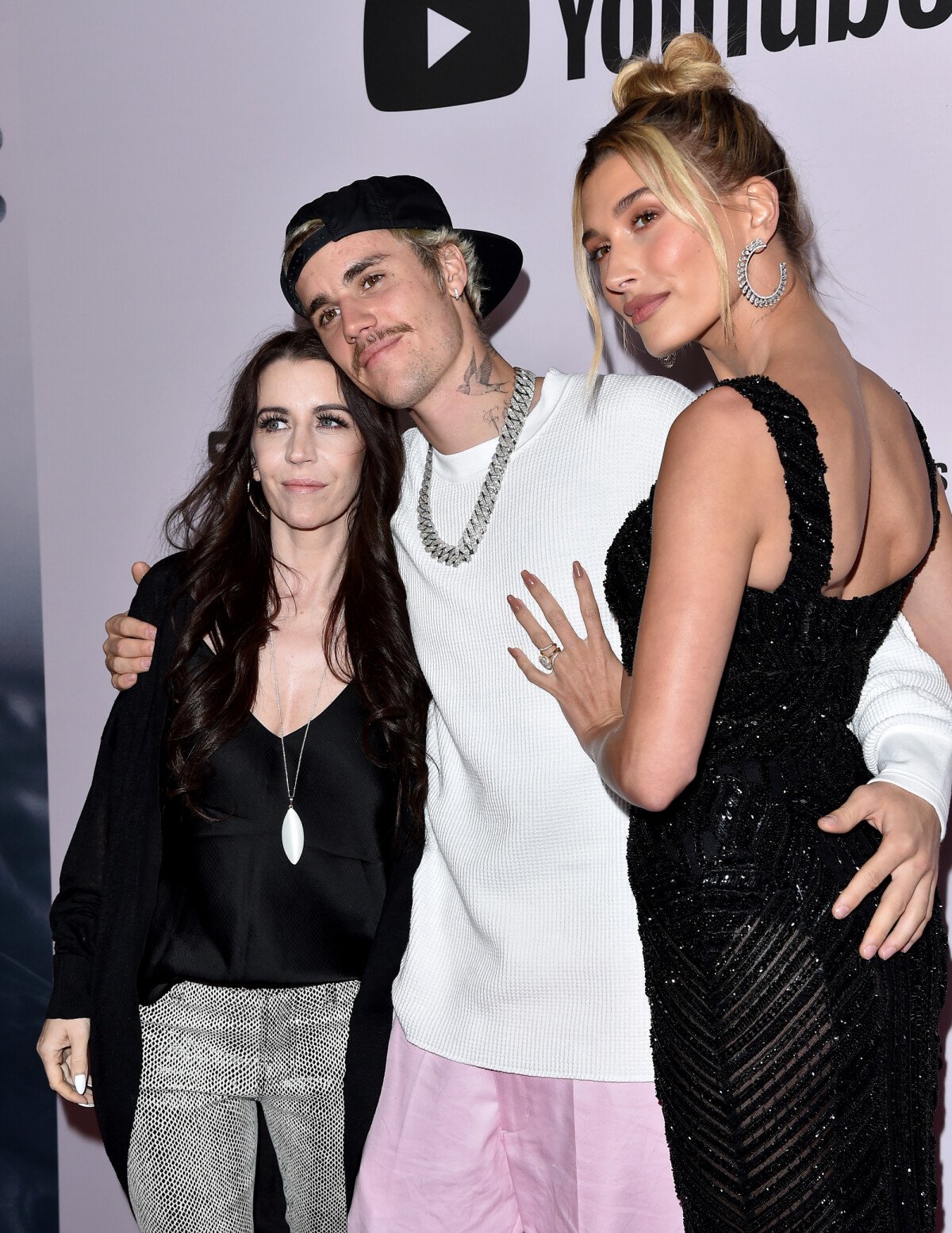 Photo : Justin Bieber entre sa mère Pattie Mallette et sa femme Hailey Baldwin Bieber au photocall de la première de la série documentaire lancée sur YouTube Originals "Justin Bieber: Seasons" au