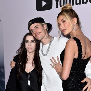 Justin Bieber entre sa mère Pattie Mallette et sa femme Hailey Baldwin Bieber au photocall de la première de la série documentaire lancée sur YouTube Originals "Justin Bieber: Seasons" au Regency Bruin Theatre de Los Angeles, Californie, Etats-Unis, le 27 janvier 2020.