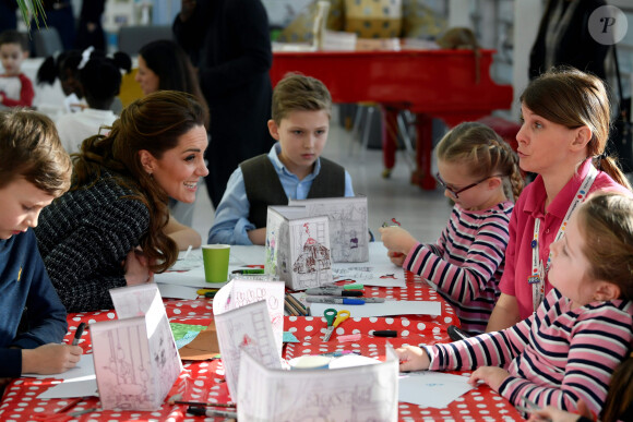 Catherine Kate Middleton, duchesse de Cambridge, visite un atelier du programme hospitalier de la National Portrait Gallery à l'hôpital pour enfants Evelina à Londres le 28 janvier 2020.