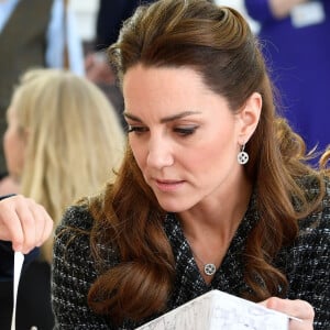 Catherine Kate Middleton, duchesse de Cambridge, visite un atelier du programme hospitalier de la National Portrait Gallery à l'hôpital pour enfants Evelina à Londres le 28 janvier 2020.