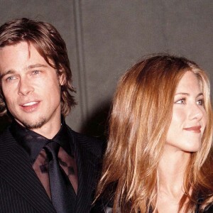 Jennifer Aniston et Brad Pitt à la soirée "Musicares Honors Elton John" à Los Angeles le 22 février 2000.