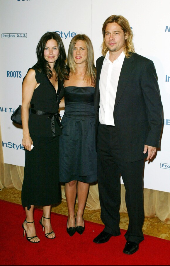 Jennifer Aniston, Brad Pitt et Courteney Cox au gala "Friends Finding a Cure" en l'honneur de Brad Grey au Beverly Wilshire Hotel à Beverly Hills le 14 avril 2003.
