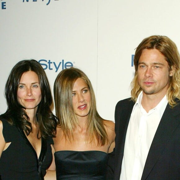 Jennifer Aniston, Brad Pitt et Courteney Cox au gala "Friends Finding a Cure" en l'honneur de Brad Grey au Beverly Wilshire Hotel à Beverly Hills le 14 avril 2003.