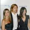Jennifer Aniston, Brad Pitt et Courteney Cox au gala "Friends Finding a Cure" en l'honneur de Brad Grey au Beverly Wilshire Hotel à Beverly Hills le 14 avril 2003.