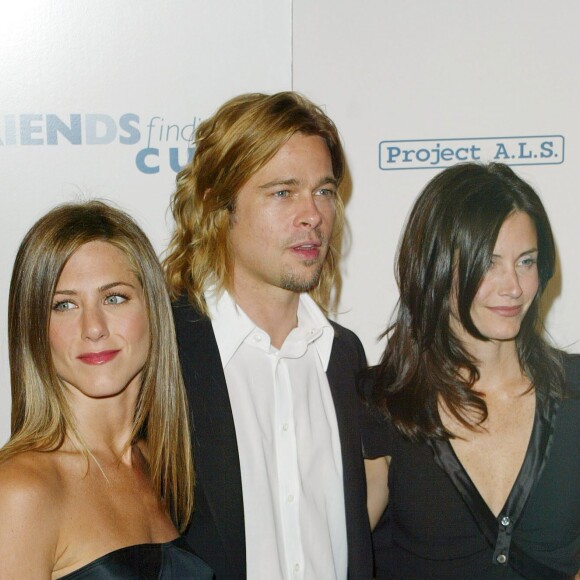 Jennifer Aniston, Brad Pitt et Courteney Cox au gala "Friends Finding a Cure" en l'honneur de Brad Grey au Beverly Wilshire Hotel à Beverly Hills le 14 avril 2003.