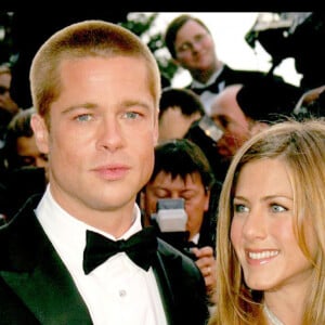 Jennifer Aniston et Brad Pitt au 57e festival international du film de Cannes 2004 - Montée des marches du film "Troy"