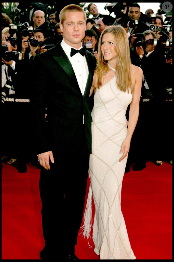 Jennifer Aniston et Brad Pitt au 57e festival international du film de Cannes 2004 - Montée des marches du film "Troy"