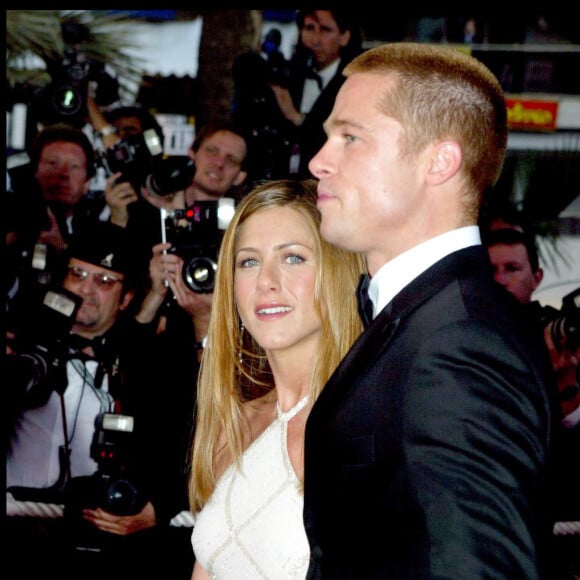 Jennifer Aniston et Brad Pitt au 57e festival international du film de Cannes 2004 - Montée des marches du film "Troy"